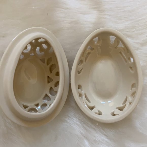 Porcelain Rose egg shaped cut out box - Picture 3 of 4